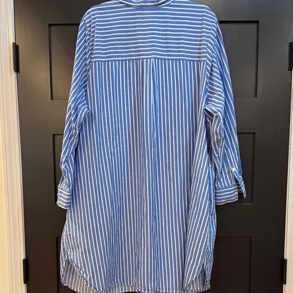 Old Navy Blue and White Striped Casual Button-Down Shirt - Picture 5 of 6